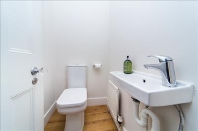 Bathroom (2).jpg