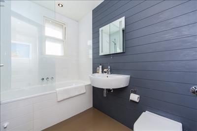 Bathroom (2).jpg
