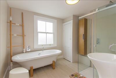 Bathroom (2).jpg