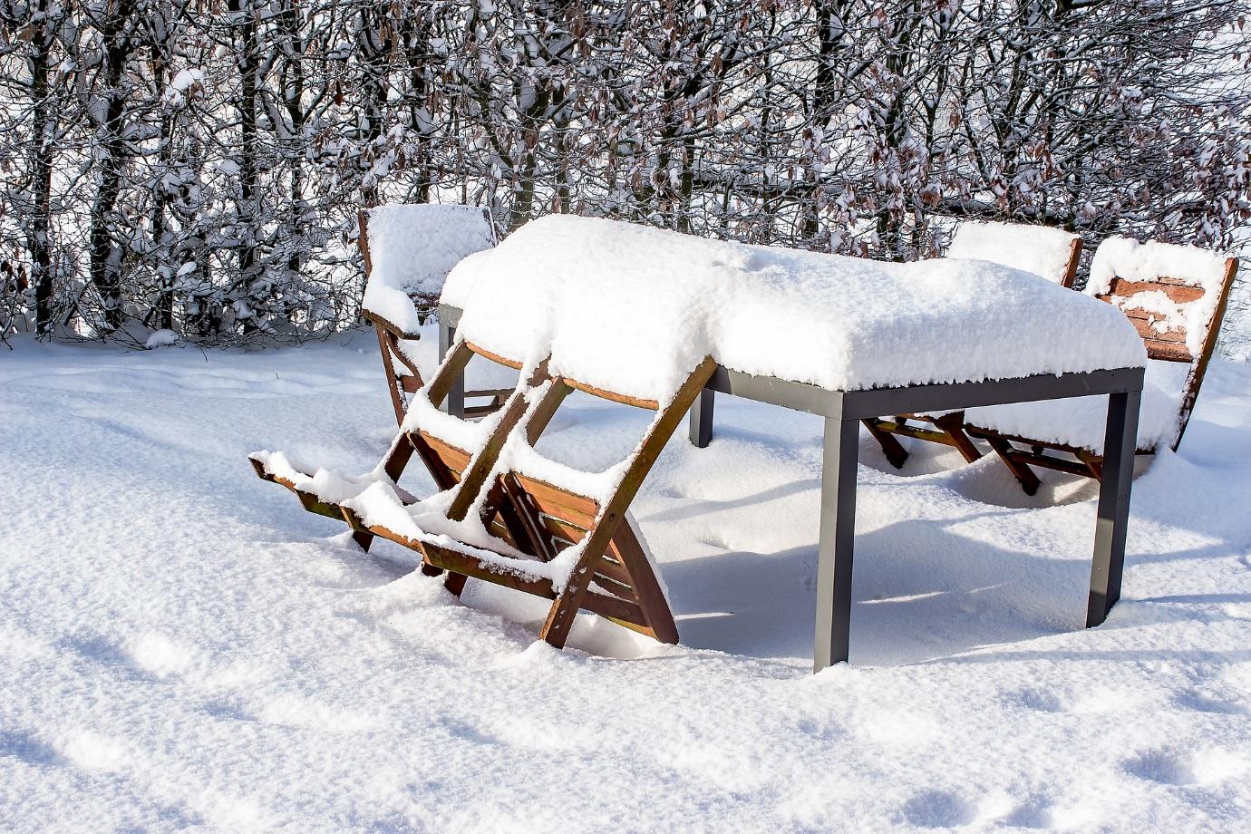 A bench covered in snow

Description automatically generated