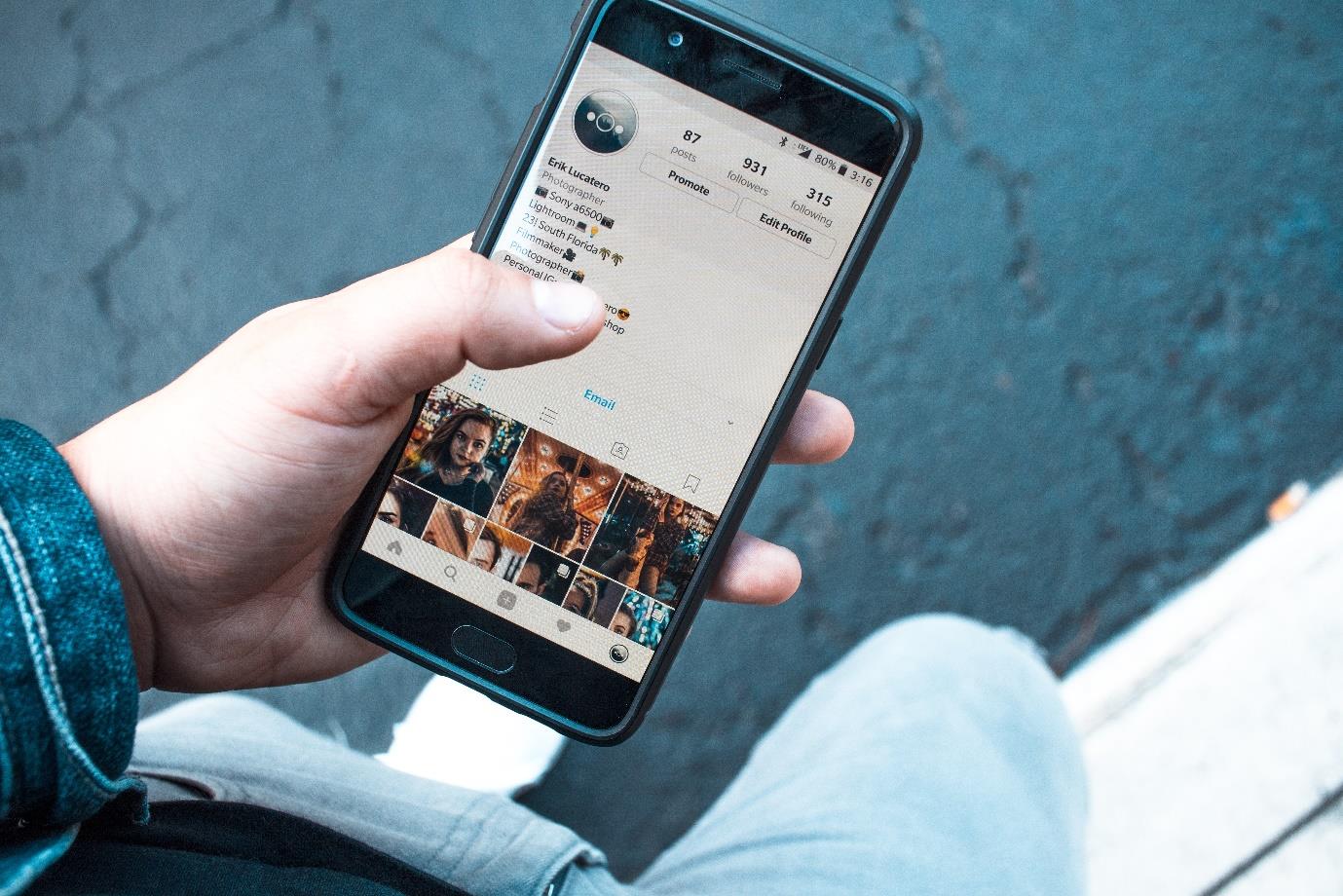 A hand holding a cellphone
Description automatically generated