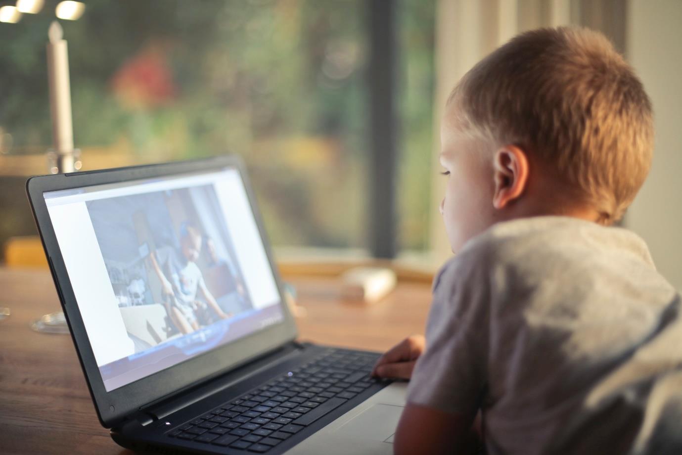 A person using a computer
Description automatically generated