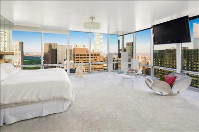 Abode International Real Estate, 641 5th Avenue, New York, USA, bedroom with manhattan skyline